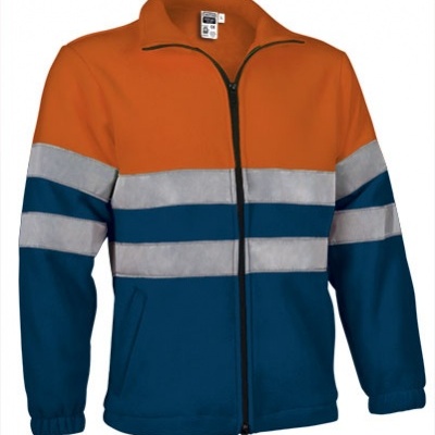 Casaco laranja e azul com faixas refletoras cinzentas