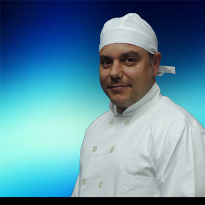Homem com uniforme de cozinheiro branco e touca com fundo azul gradiente
