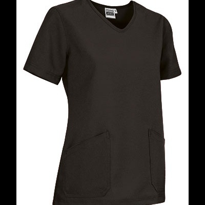 Túnica preta de manga curta com decote em V e dois bolsos frontais.