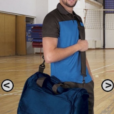 Mochila desportiva azul com alça preta num ginásio