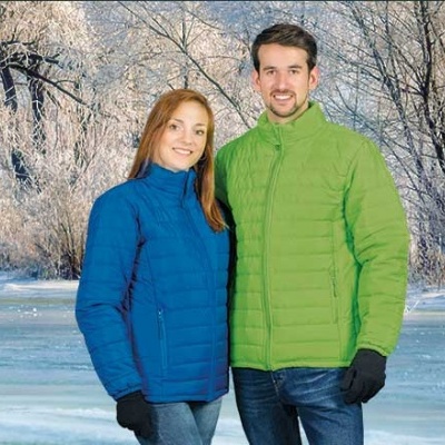 Homem e mulher com casacos acolchoados azul e verde-lima em paisagem de inverno