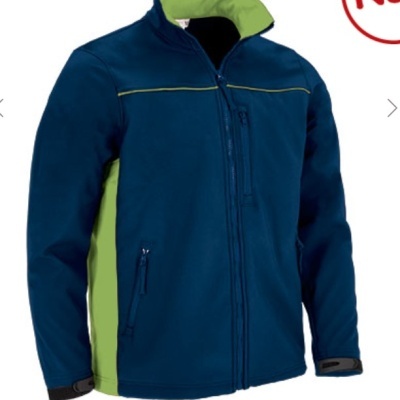 Casaco desportivo azul escuro com detalhes verdes e zíper