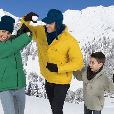 Pessoas com casacos acolchoados coloridos em ambiente de neve