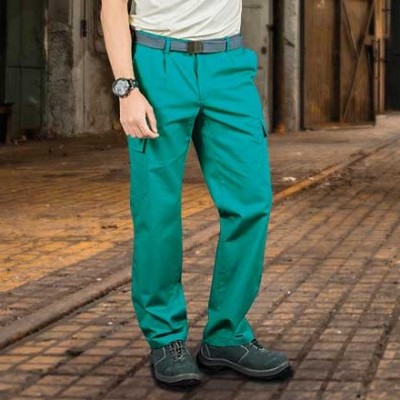 Calças verdes de trabalho num ambiente industrial