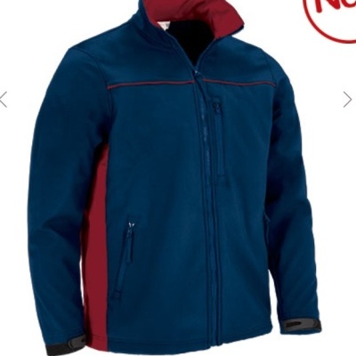 Casaco azul escuro com detalhes vermelhos e fecho de correr.