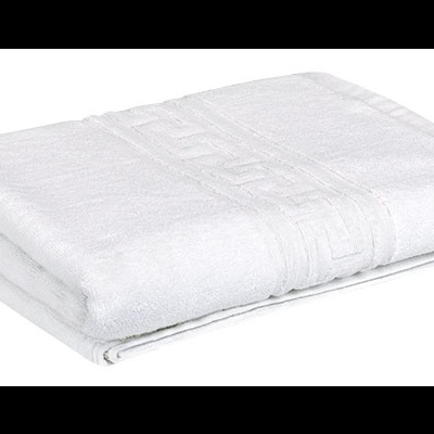 Toalha branca de algodão dobrada com textura felpuda e faixa decorativa simples