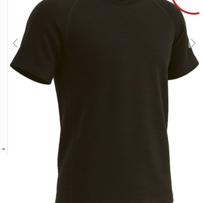 Camiseta preta de manga curta com gola redonda