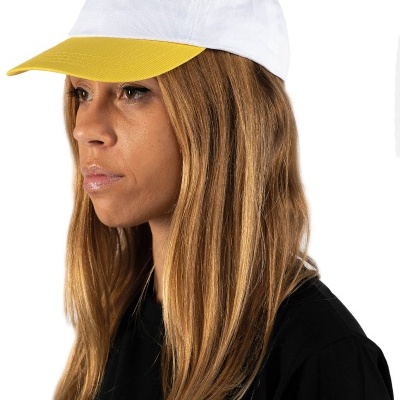Boné branco com pala amarela usado por modelo em fundo branco