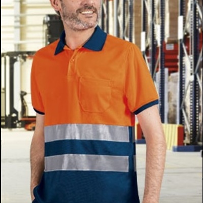Polo de trabalho laranja e azul com faixas refletoras numa pessoa num armazém