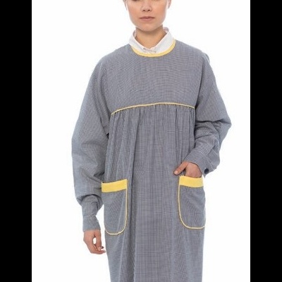 Vestido cinza xadrez com detalhes amarelos e bolsos frontais em fundo branco