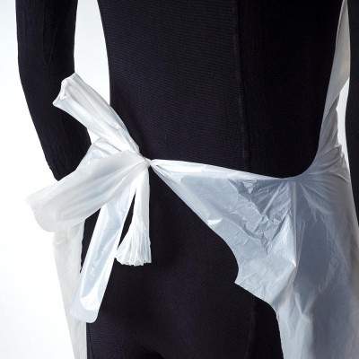 Pessoa com avental de plástico transparente amarrado na cintura e roupa preta