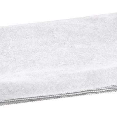 toalha branca dobrada sobre fundo branco