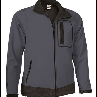 Casaco softshell cinza escuro com detalhes pretos e bolsos com fecho