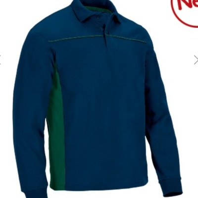 Camisola azul escura com painéis verdes e gola com botão