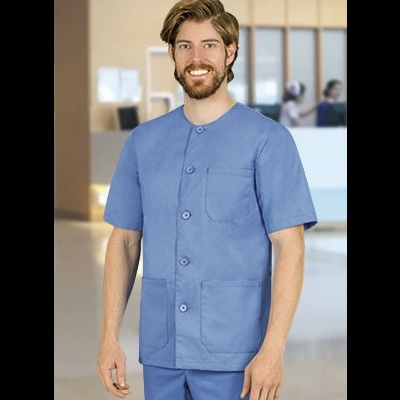 Homem com farda médica azul clara em ambiente hospitalar