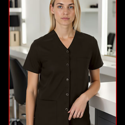 Mulher com fato profissional preto de manga curta com botões e bolsos em escritório moderno