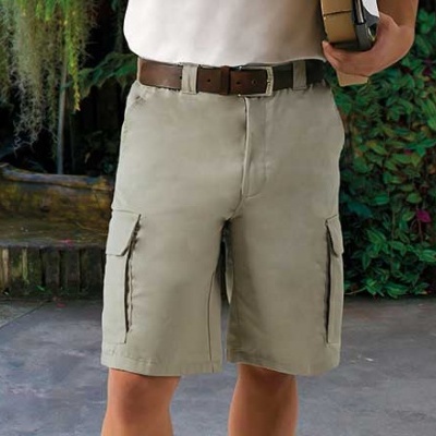 Calções cargo bege com bolsos e cinto castanho