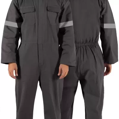 Macacão de trabalho cinza escuro com faixas refletoras usado por homem