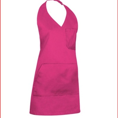 Avental cor-de-rosa com bolsos e alças no pescoço