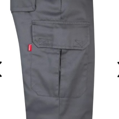 Calças cinzentas com bolso grande e etiqueta vermelha