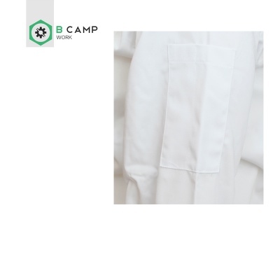 Peça de roupa branca com bolso quadrado e logótipo B CAMP WORK