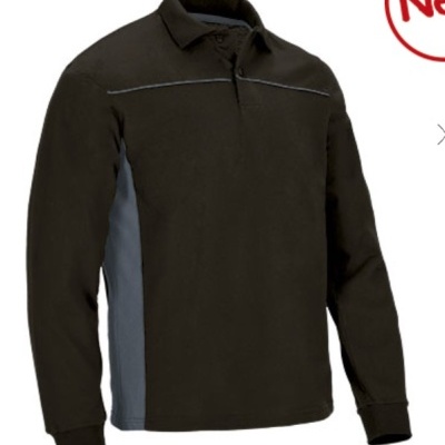 Camisola polo masculina preta com painéis cinza e linhas brancas, fundo branco, texto 'New' em vermelho