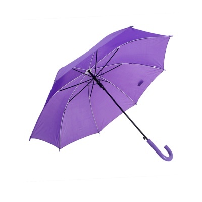 Guarda-chuva roxo aberto com cabo curvo