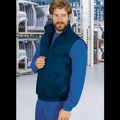 Homem com colete azul escuro e camisa azul em ambiente industrial