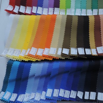 Amostras de tecido coloridas em duas filas com etiquetas