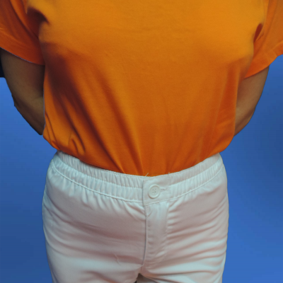 Pessoa com t-shirt laranja e calças brancas em fundo azul