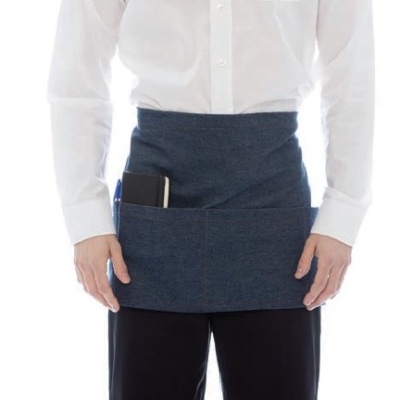 Avental azul escuro com bolso frontal usado por pessoa com camisa branca