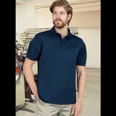 Homem usando polo azul escuro de manga curta em ambiente industrial