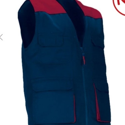 Colete azul escuro e vermelho com bolsos frontais