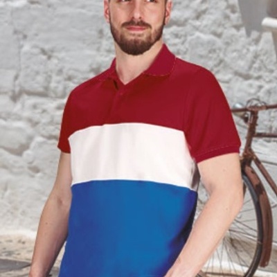 Polo bicolor vermelho, branco e azul usada por homem junto a bicicleta num espaço exterior