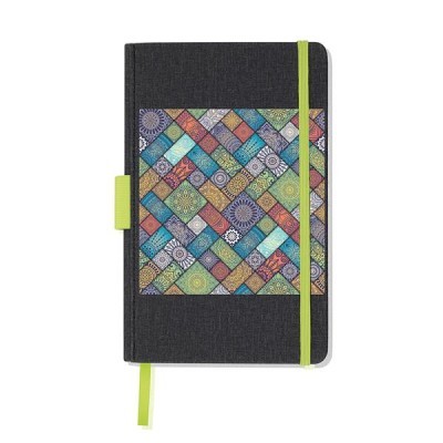 Caderno preto com padrão geométrico colorido e elástico verde