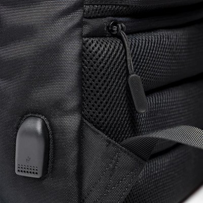 Mochila preta com bolso de malha e entrada USB