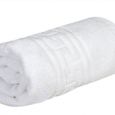 Toalha branca de algodão com padrão geométrico enrolada