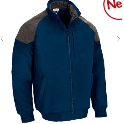 casaco azul escuro com ombros cinza e fecho de correr