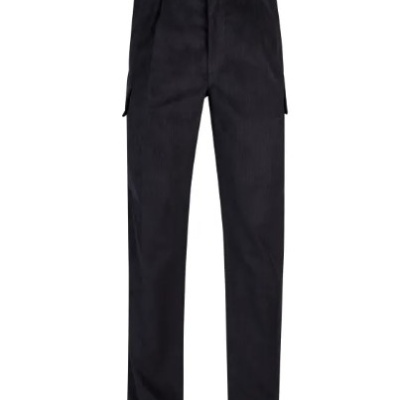 Calças pretas retas com bolso tipo cargo e botão frontal