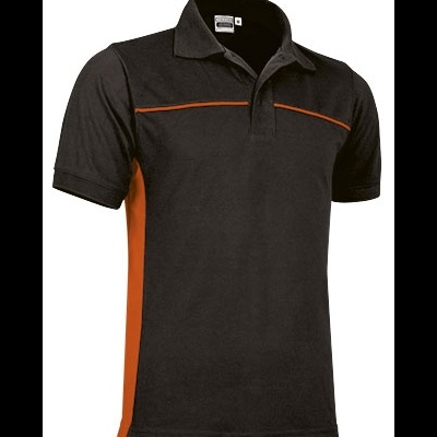 Polo preta com detalhes alaranjados e gola de três botões
