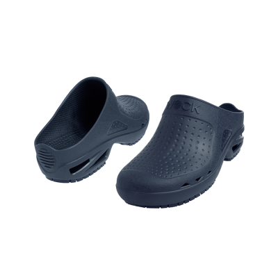 Calçado tipo clogs pretos com perfurações e apoio no calcanhar