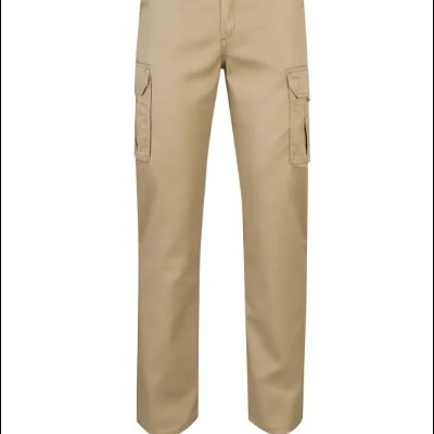 Calças cargo bege com bolsos laterais e cintura elástica