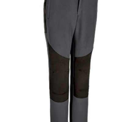 Calças cinzentas com reforços pretos nos joelhos