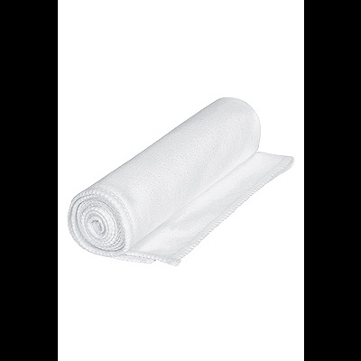Toalha branca felpuda enrolada em fundo branco