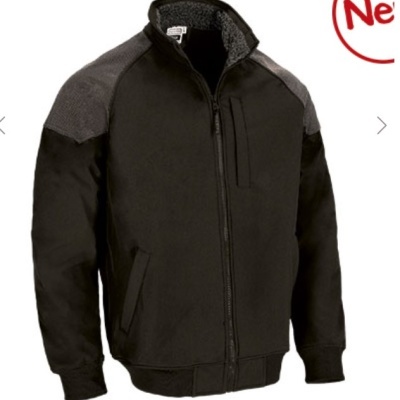 Casaco masculino preto e cinzento com fecho de correr e gola alta felpuda