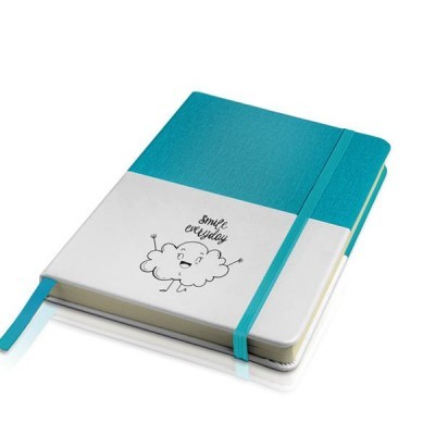 Caderno azul turquesa com faixa elástica e capa com desenho de nuvem e texto