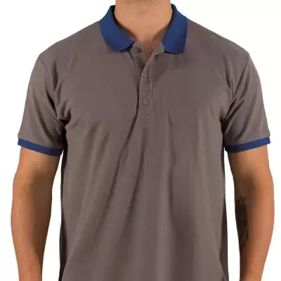 Homem com polo cinza e gola azul, fundo branco