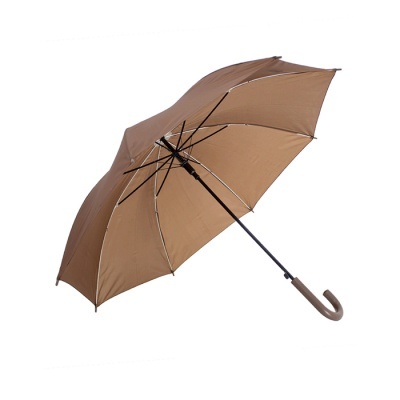 Guarda-chuva castanho aberto com estrutura metálica e punho curvo.