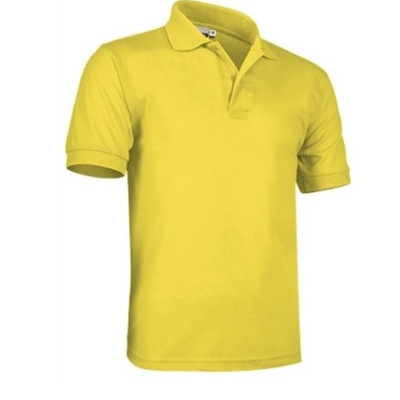 Polo amarelo de manga curta com gola canelada em fundo branco.