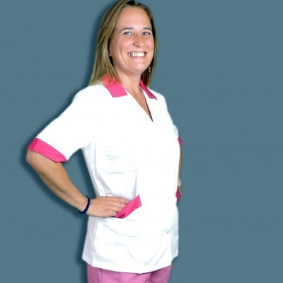 Uniforme branco com detalhes cor-de-rosa e calças cor-de-rosa num fundo cinzento